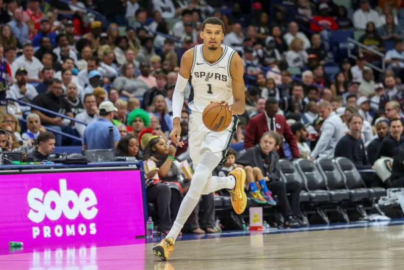 ▲NBA聖安東尼奧馬刺球星文班亞馬（Victor Wembanyama）今（27）日在對上布魯克林籃網的比賽中，砍下31分、14籃板、6阻攻，率領馬刺以118：107擊敗籃網，拿下開季三連勝。（圖／美聯社／達志影像）