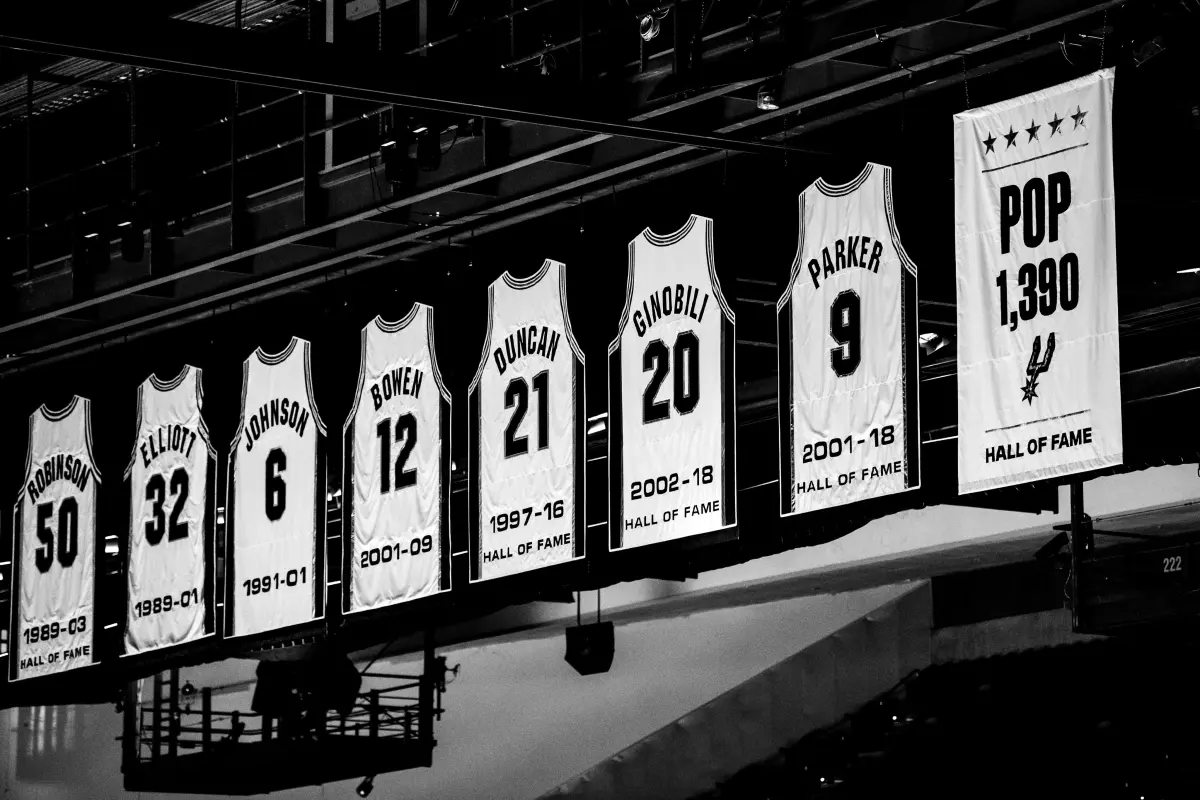 NBA/完全沒儀式!波波維奇旗幟高懸主場上空 馬刺精神永不落幕