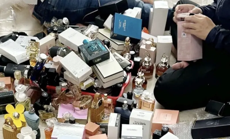 ▲一對夫妻販售假精品香水，賺了幾千萬新台幣。（圖／翻攝自越南快訊）