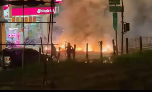 鐵門在震！高雄廟會鞭炮狂炸濃煙竄屋　居民氣炸檢舉：沒政府了嗎
