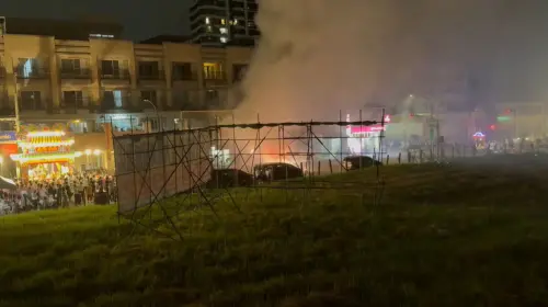 ▲高雄仁武25日晚間廟會沿路施放鞭炮，整條街燒出濃煙擾民。（圖／翻攝仁武人大小事臉書社團）