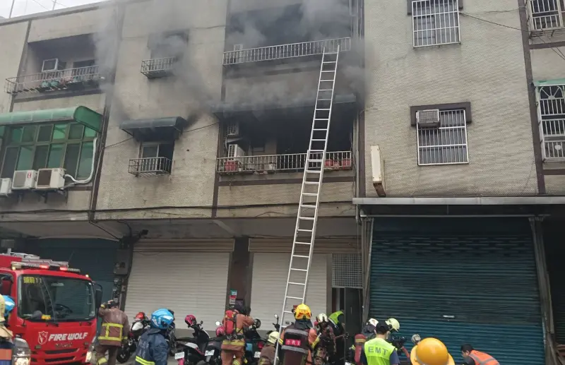 ▲新北市新莊區化成路的移工宿舍今（27日）清晨傳出火警。（圖／翻攝畫面）