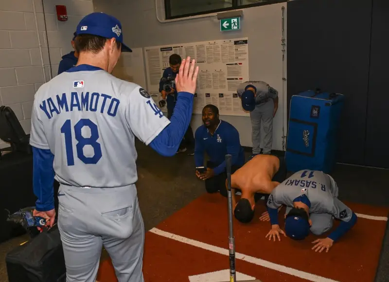 ▲MLB洛杉磯道奇日籍強投山本由伸，昨（26）日在世界大賽G2繳出完投9局僅失1分，率領道奇扳平系列賽，賽後同隊後輩佐佐木朗希以「土下座」致敬前輩。（圖取自／＠30R9gmaMUy3guDJ X）