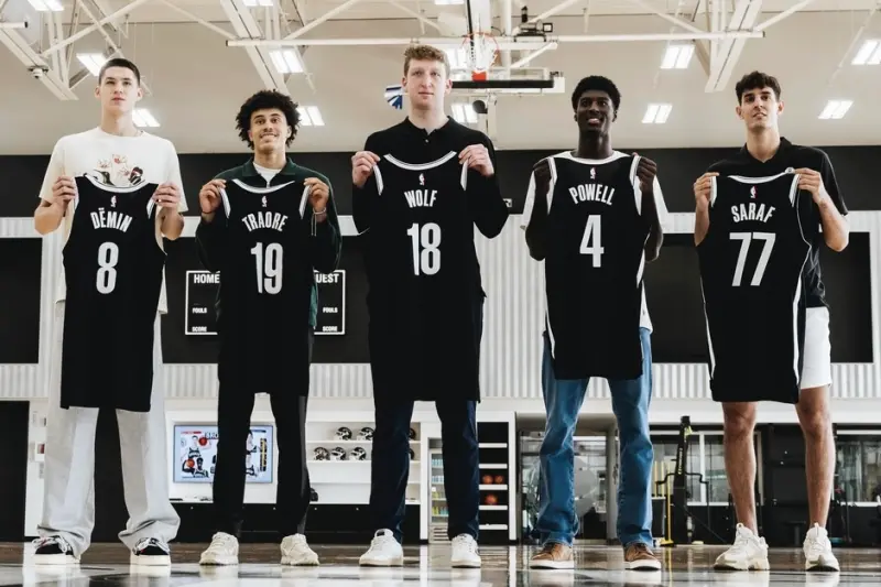 ▲現任騎士教頭阿特金森在25日騎士以131：124擊敗籃網的賽前訪問時表示：「我在這裡（籃網）的第一年經歷了許多成長痛。我們讓很多年輕球員上場，他們犯了很多錯誤，也輸了很多比賽，但那是最好的成長之路。」（圖／取自籃網X）