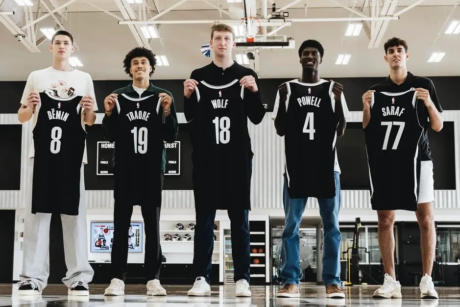 ▲現任騎士教頭阿特金森在25日騎士以131：124擊敗籃網的賽前訪問時表示：「我在這裡（籃網）的第一年經歷了許多成長痛。我們讓很多年輕球員上場，他們犯了很多錯誤，也輸了很多比賽，但那是最好的成長之路。」（圖／取自籃網X）