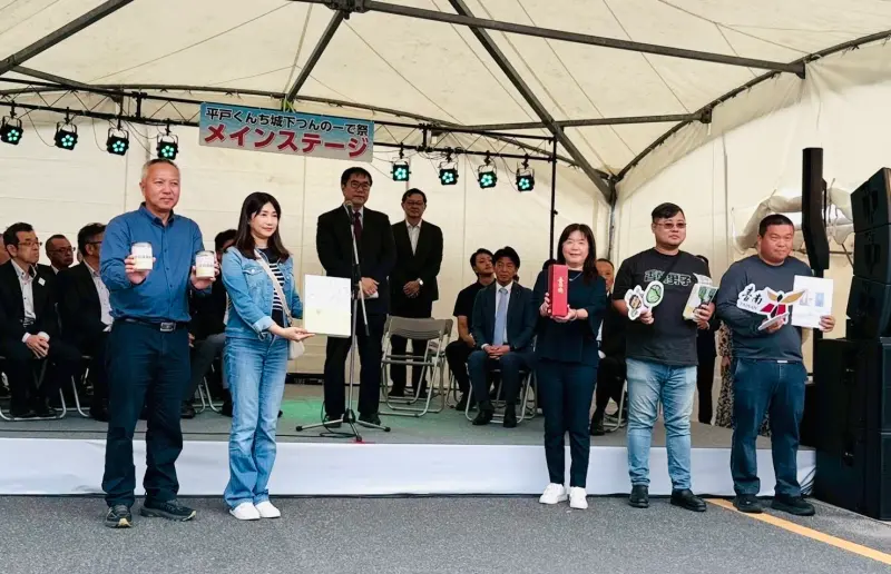 ▲ 黃偉哲在參加「2025平戶市秋之城下祭」開幕式上向平戶市民眾介紹此次台南的參展業者。（圖／南市府提供）