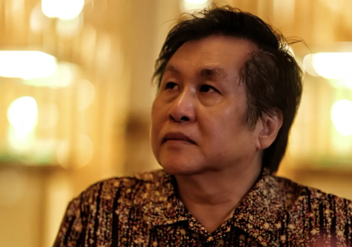 ▲資深歌手鄭智化（如圖）因罹患小兒麻痺症而不良於行，日前發文怒轟深圳機場最沒人性，工作人員在旁冷眼看他「連滾帶爬爬進飛機」，今（27）日事件翻轉，透過影片可看出工作人員全程協助。（圖／翻攝自鄭智化臉書）