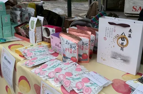 ▲ 「2025平戶市秋之城下祭」，現場設置有台南物產販售攤位，介紹包括台南的番茄、柚子、蕎麥、柚子、毛豆、蓮藕、芝麻、酒等豐富而多元化的農特產品。（圖／南市府提供）