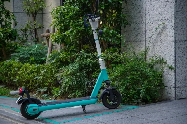 ▲台灣街頭開始出現電動滑板車等交通工具，但也因此讓相關事故增多，消基會對此呼籲，主管機關應對此明確納管。（示意圖／photoAC）