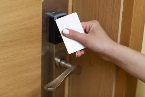 住飯店進房前「別敲門說打擾了」！命理師曝禁忌：恐惹好兄弟生氣
