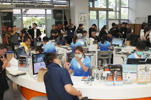 ▲中華電信開賣活動已經事先抽出360位用戶可以獲得3600購物金。（圖／NOWNEWS攝影中心）
