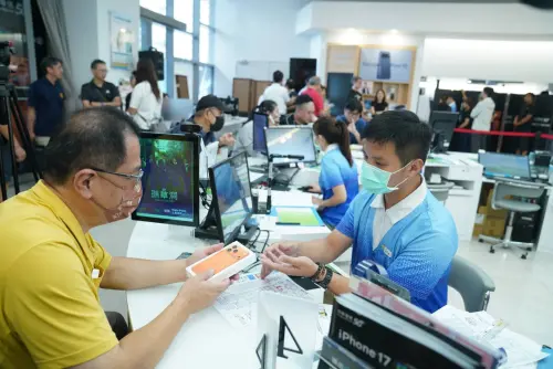 ▲▲中華電信開賣iPhone 17。（圖／NOWNEWS攝影中心）