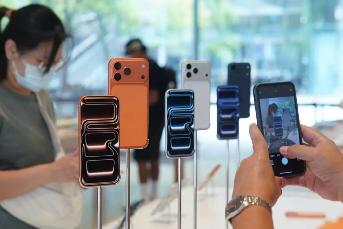 ▲iPhone 17撐一個半月還是跌價了，iPhone 17 Pro及Phone 17 Pro Max共6機型降價1010元至2020元。（圖／記者朱永強攝）