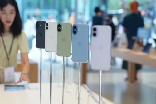 ▲蘋果陣營雖然i依然霸榜，但消費者的選擇出現了變化，原本冠軍iPhone 17 256GB退居第二，改由保值性更高的 iPhone 17 Pro 256GB 重新奪回熱銷冠軍寶座。（圖／NOWNEWS攝影中心）
