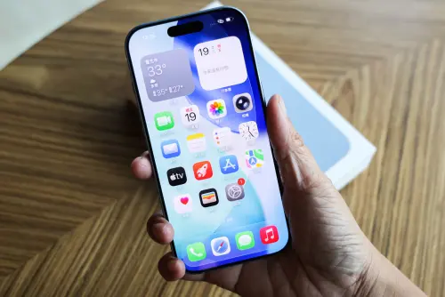 ▲資安專家日前才向全球約18億名iPhone用戶發出警示，有詐騙集團偽裝成蘋果官方行事曆通知，透過蘋果官方伺服器機制寄送邀請信件，誘導受害者點擊釣魚連結或撥打假客服電話。（圖／記者朱永強攝）