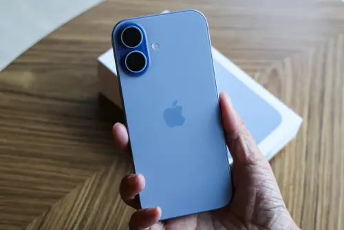 ▲iPhone 17為雙鏡頭設計，相較於17e功能更加完整，但如果預算有限，8000元的價差，用戶可以謹慎評估是否有更進階的功能需求。（圖／記者朱永強攝）