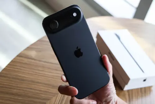 ▲iPhone Air手感超輕薄，但單鏡頭、電池續航及不支援實體SIM卡等三大不可忽視的缺點，購買前必須考慮進去。（圖／記者朱永強攝）