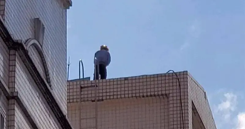 ▲文山區大樓水塔命案現場，採集死者掌紋後，確定死者為有竊盜前科的40歲拆除工人。（圖／翻攝畫面）