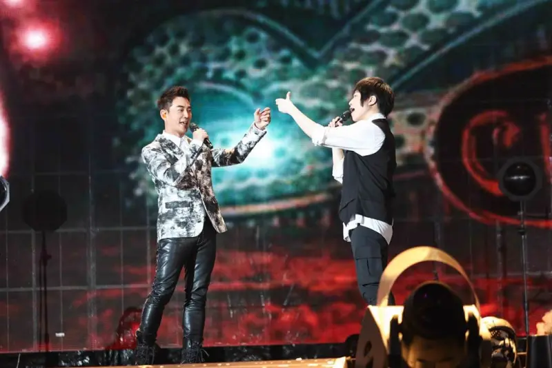 ▲任賢齊（左）早年帶五月天一起到中國唱校園巡迴，遇事也一路相挺，可說是五月天走到現在的一大貴人。右為阿信，於2023年演唱會上邀請任賢齊擔任嘉賓。（圖／相信音樂提供）