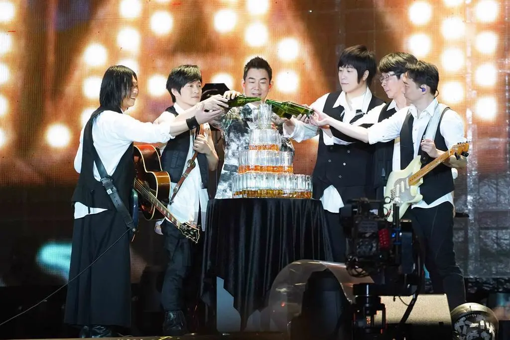 任賢齊超帥！攜五月天拍廣告還分代言費 阿信：齊哥永遠是我大哥