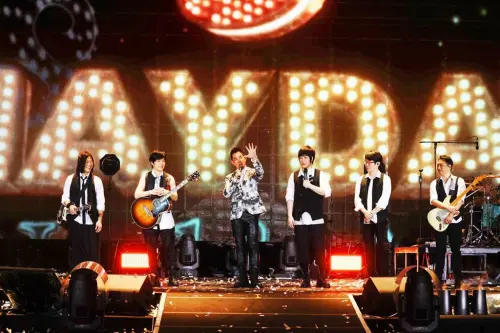 ▲五月天過去到中國演出時，曾遇到舉報因而禁止上台演出，任賢齊（中）當時情義相挺表態，如果五月天沒上台，他也不演出。（圖／相信音樂提供）