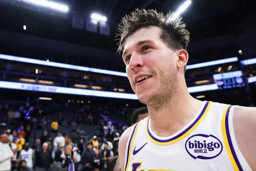 NBA／里夫斯一戰狂刷8大紀錄！湖人單場46罰被狂噓　德羅贊不忍了
