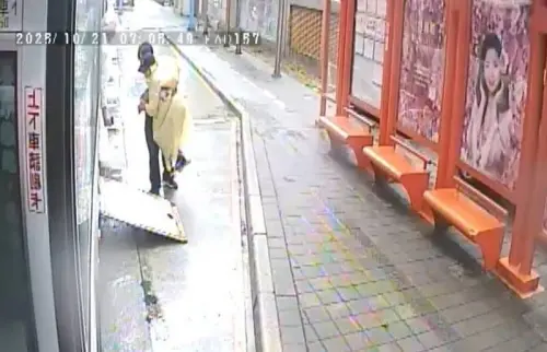 身障婦雨中爬行上公車⋯司機霸氣喊「我來抱妳！」全車乘客感動哭
