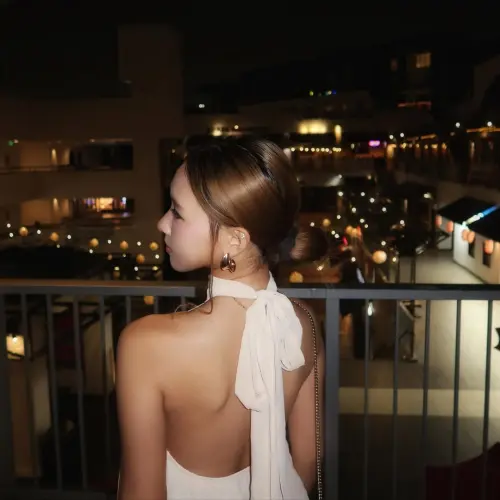 ▲小S大女兒Elly（如圖）舉手投足間充滿了自信與鬆弛感，特別是側身及背影照，呈現了她纖細的腰身與絕美的肩頸線條。（圖／翻攝自Elly IG@polarbearelly）