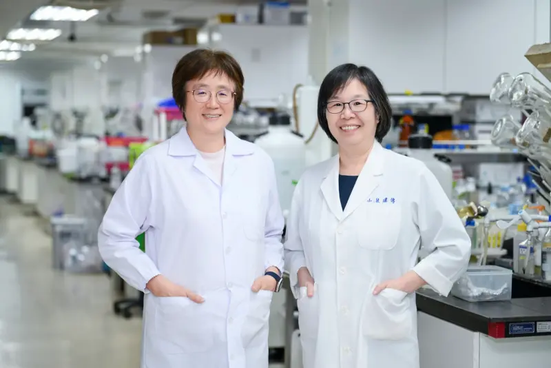 ▲陽明交大生命科學系暨基因體科學研究所特聘教授蔡亭芬與傳統醫藥研究所教授傅淑玲（左）（圖／陽明交通大學提供）