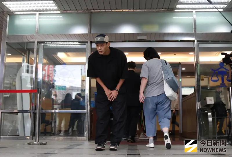 快訊／閃兵案開庭！威廉一身黑現身　三度鞠躬：我先面對司法