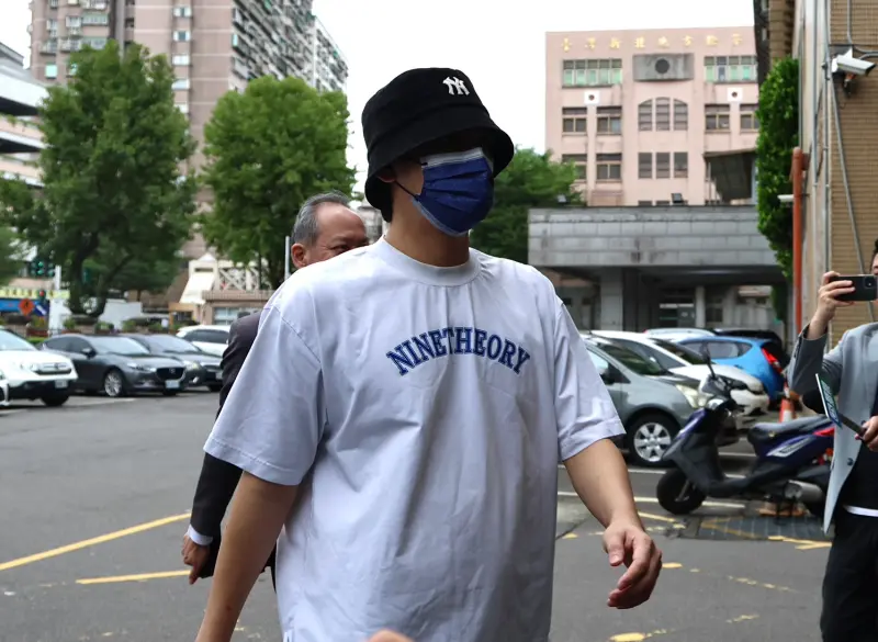 ▲陳零九涉閃兵案今（27日）出庭，於開庭時坦承檢察官所起訴的犯罪事實。（圖／記者朱永強攝）