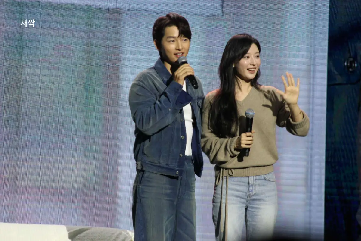 金智媛突襲宋仲基見面會！《太陽的後裔》經典畫面重逢 全場嚇傻