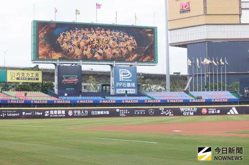 ▲中華職棒台灣大賽今（21）日進行中信兄弟對決樂天桃猿第五戰，今天球場天氣不錯，濕度偏高，但場地是乾的，相較於昨天是在大雨過後首戰，今天應該場地因素影響會較小。（圖／記者葉政勳攝）