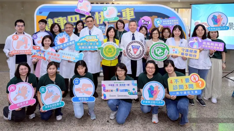 ▲高醫啟動健康巴士衛教展，盼民眾「正確用藥、落實預防」甩開危機。（圖／高醫提供）