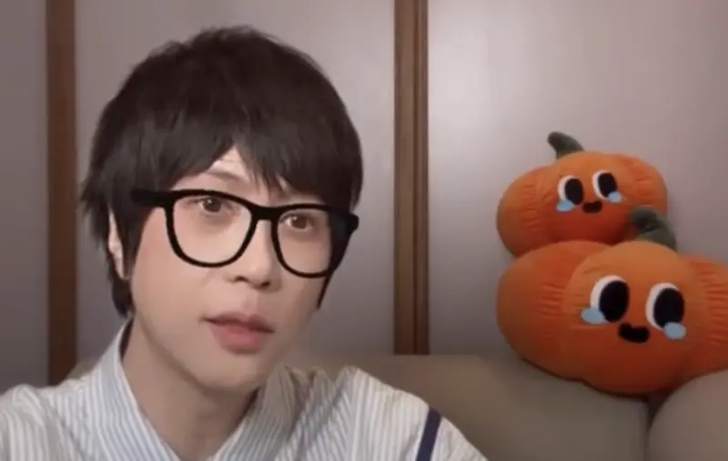 ▲五月天阿信（如圖）在27日凌晨開直播，和粉絲分享了出道25年許多小故事，他也自曝開直播時要開濾鏡的原因，是因為「拎北年紀大了，不開不行」。（圖／翻攝自阿信IG@ashin_ig）