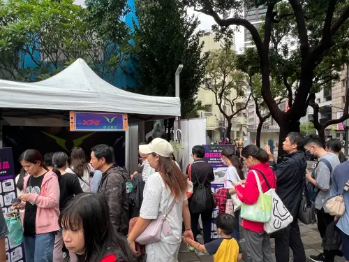 ▲活動首日雖天氣陰雨，但活動尚未開始，就有民眾提前卡位。（圖／欣亞數位）