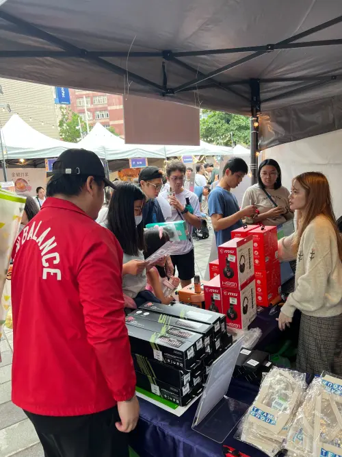 ▲首次參與盛事的欣亞數位，現場攤位以亮眼的品牌綠紫主色搭配科技感設計，現場人潮絡繹不絕。（圖／欣亞數位）