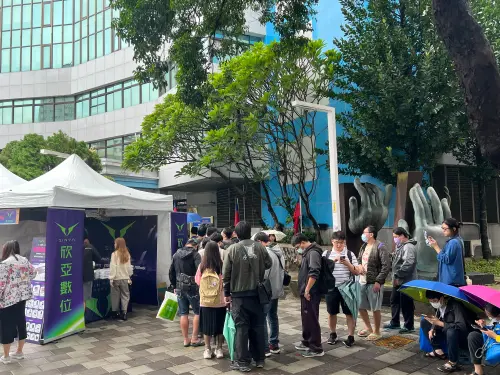 ▲首次參與盛事的欣亞數位，現場攤位以亮眼的品牌綠紫主色搭配科技感設計，現場人潮絡繹不絕。（圖／欣亞數位）