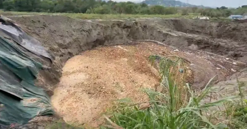    ▲霧峰山區的垃圾場被挖出一個廚餘湖。（圖／江和樹提供，2025.10.27）  