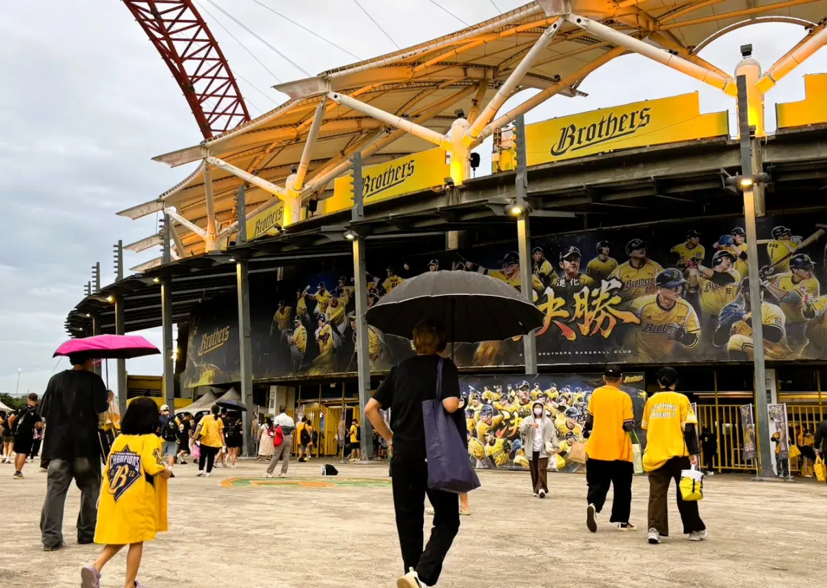 台灣大賽G5現場直擊／賽前突降雨！球迷各自解讀：老天為誰哭泣？