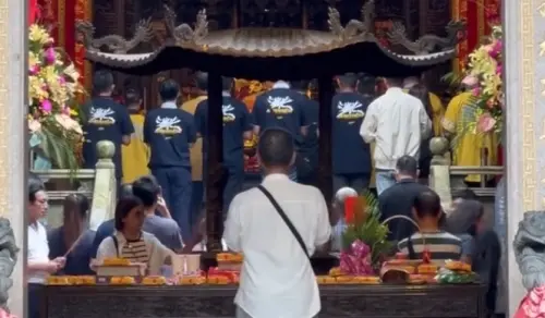 ▲中職台灣大賽G5賽前，中信兄弟全隊前往大甲鎮瀾宮參拜，虔誠祈求「大甲媽」庇佑球隊止敗，盼能於今晚台灣大賽逆轉戰局。（圖／取自threads）