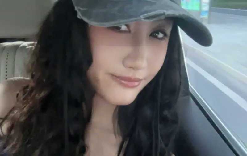 ▲中國女歌手陳粒在表演時監聽耳機突然爆炸，她忍著劇痛完成了表演，事後她在社群透露，這種情況已經發生三次，使她生氣地跟公司說：「再發生就要引退不唱了。」（圖／陳粒微博）