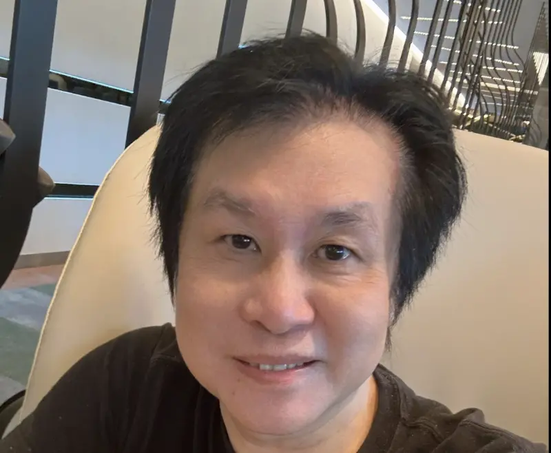 ▲資深歌手鄭智化（如圖）25日發文怒轟深圳機場工作人員冷眼讓他「連滾帶爬爬進飛機」，今（27）日事件翻轉，透過影片可看出工作人員全程協助，中國粉絲要他道歉，他隨後也發文承認是自己氣憤言詞，為此道歉。（圖／翻攝自鄭智化臉書）