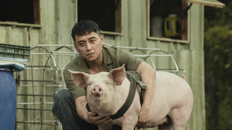 ▲鄭人碩在《豬人》中飾演單親爸爸，今（27）日他在記者會上也罕見吐自己當單親爸的心聲，更分享了對閃兵案的看法。（圖／LINE TV提供）