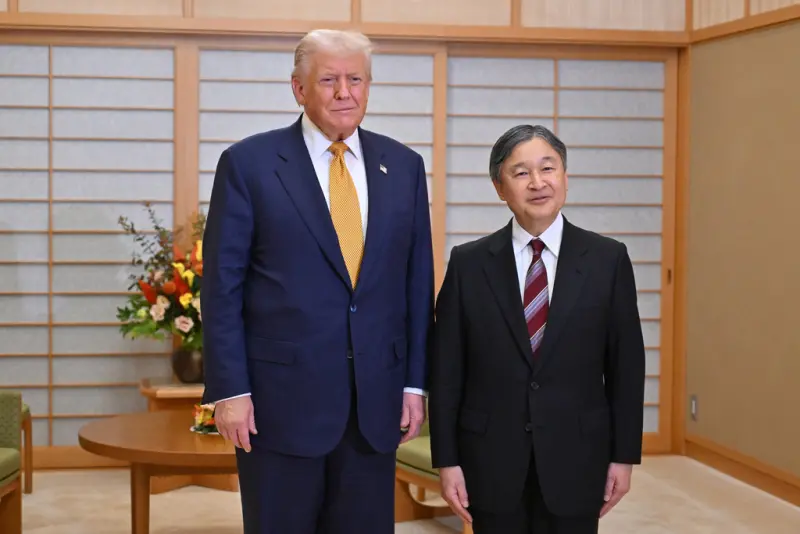 ▲美國總統川普27日抵達日本，並與日本德仁天皇見面。有網友注意到，一向不扣西裝鈕扣的川普，在與德仁天皇見面時特跌將紐扣扣上。（圖／美聯社／達志影像）