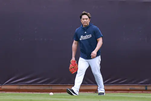 ▲中信兄弟傳奇球星周思齊，賽前跟著球隊一起熱身，態度不輸給現役球員。（圖／記者葉政勳攝，2025.10.27）