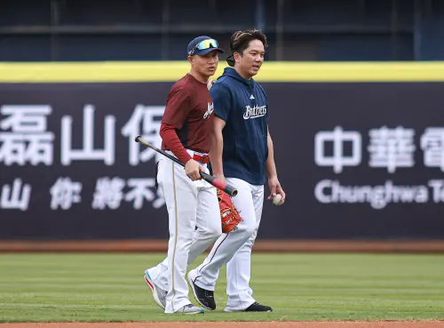 ▲周思齊（右）訓練空檔，與樂天桃猿教練鄭兆行話家常。（圖／記者葉政勳攝，2025.10.27）