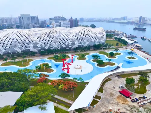 ▲高雄「星光水岸公園」位於苓雅區新光碼頭旁，占地約 5 公頃，內部親水設施眾多。