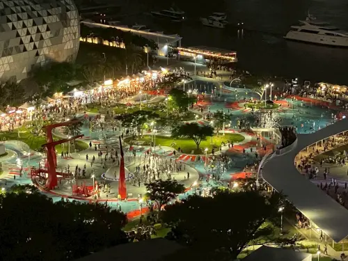 ▲「星光水岸公園」可以一路玩到晚上7點，夜光下的水樂園格外美麗。（圖／翻攝高雄星光水岸公園臉書）