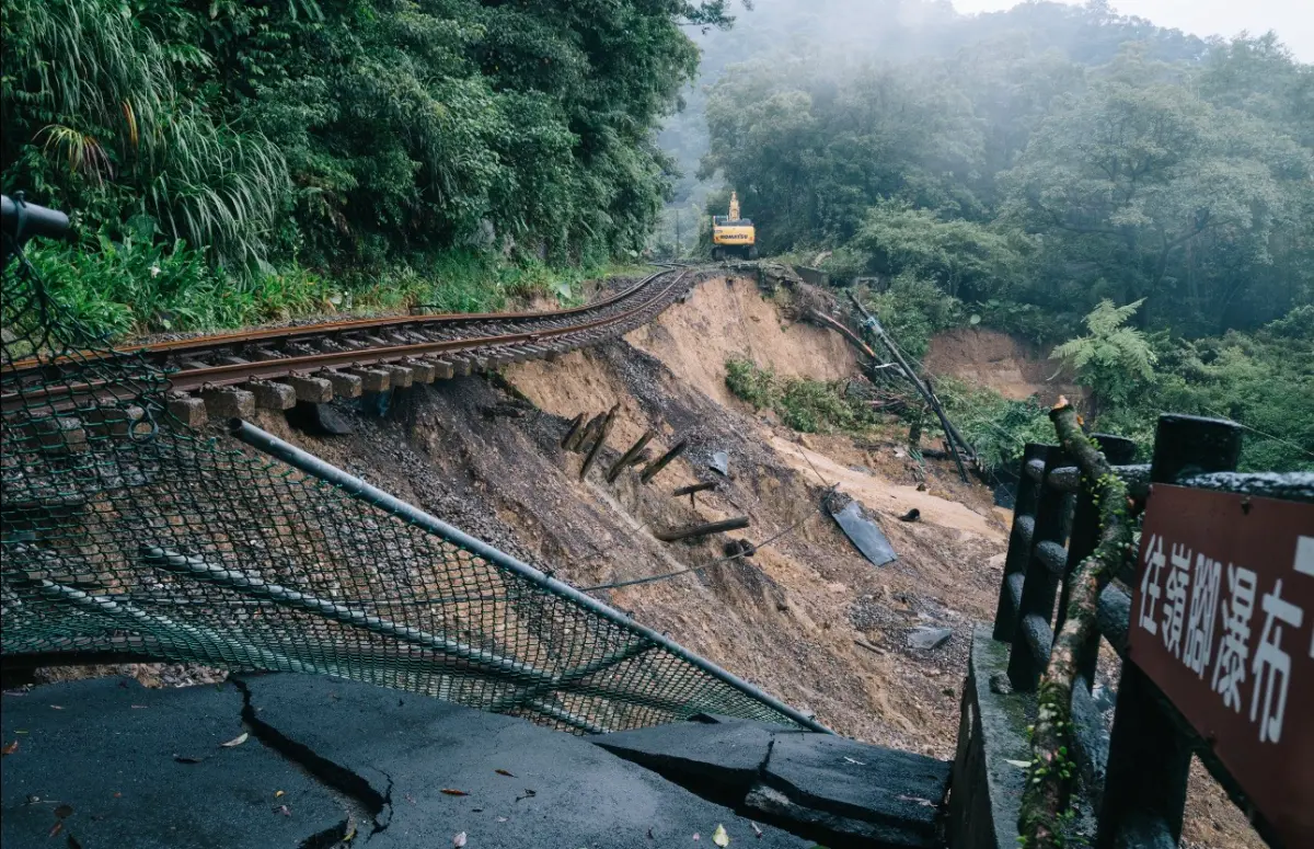 連日豪雨重創臺鐵平溪線 陳世凱：明年過年前通車為目標